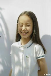 父女吃瓜照片真实,甜蜜吃瓜照片记录家庭幸福时光