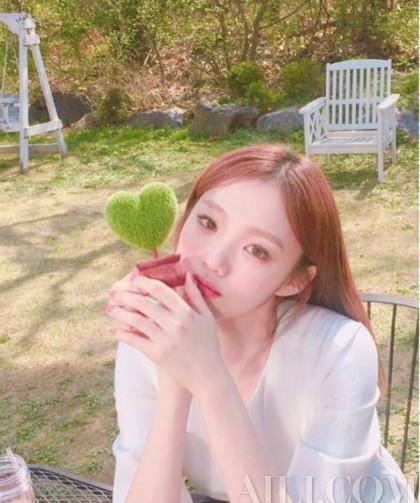 QQ里吃瓜大姐姐,揭秘网络社交圈的趣味与争议