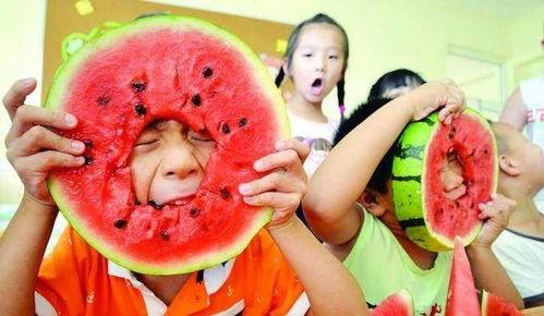 三人吃瓜照片,温馨瞬间定格幸福瞬间